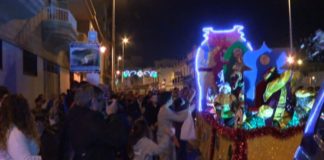 Sus Majestades los Reyes Magos llenaron de ilusión las calles de Varadero y Santa Adela, abarrotadas para recibir a las Comitivas Reales
