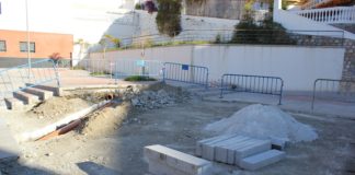 El área de Mantenimiento desmonta el ‘pipican’ de la calle Eucalipto e integra su espacio en la plaza