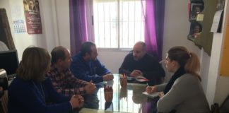 Podemos Motril y el parlamentario andaluz, Jesús de Manuel, se han reunido con los padres y madres afectados por el nuevo servicio de transporte escolar del colegio Luis Pastor