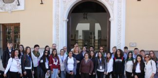 La  alcaldesa recibe a una veintena de niños y niñas italianos, turcos, rumanos y lituanos que visitan Motril