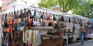 El Área de Salud y Consumo ha instalado baños públicos en la rambla de los Álamos para dar servicio a los usuarios del mercadillo de los martes y viernes