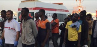 Trasladados dos de los 48 inmigrantes rescatados al Hospital de Motril