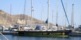 El velero Maat de Ecologistas en Acción atraca en el puerto de Motril para desarrollar un amplio programa de actividades