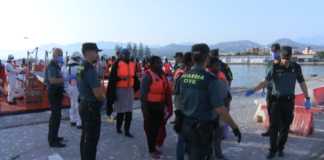 El Servicio Marítimo de la Guardia Civil y Salvamento Marítimo rescatan a los 71 ocupantes de dos pateras interceptadas en el mar de Alborán