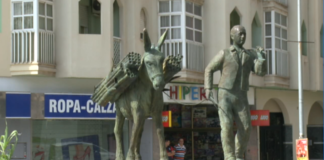 Un acarreto que guía un burro cargado de cañas de Azúcar engalana desde hoy la rotonda de la plaza de san Sebastián