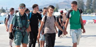 La Guardia Civil rescata a 13 inmigrantes en alta mar