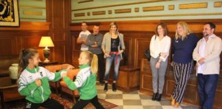 Las jóvenes campeonas karatecas Esperanza Gómez y Julia Hernández reciben el reconocimiento del Ayuntamiento de Motril