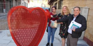 Motril instala tres grandes esculturas con forma de corazón para recoger tapones para causas solidarias