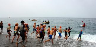 Más de 200 nadadores atraviesan las aguas de Salobreña en la VII Travesía a nado del Peñon a la Caleta