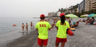 Dos socorristas de la playa de Velilla de Almuñécar rescatan a un hombre de 74 años que se encontraba a unos 60 metros de la orilla semiinconsciente