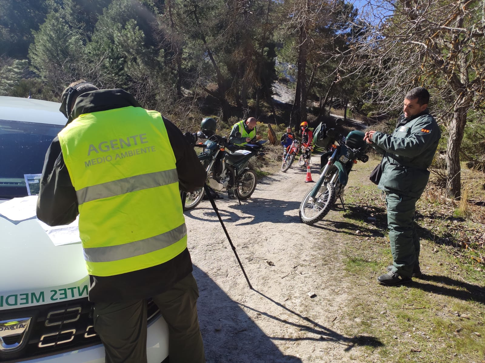 Haciendo foso tarde El Seprona de la Guardia Civil y Agentes de Medio Ambiente de la Junta de  Andalucía vigilan el acceso de motos todoterreno a los montes públicos |  Telemotril